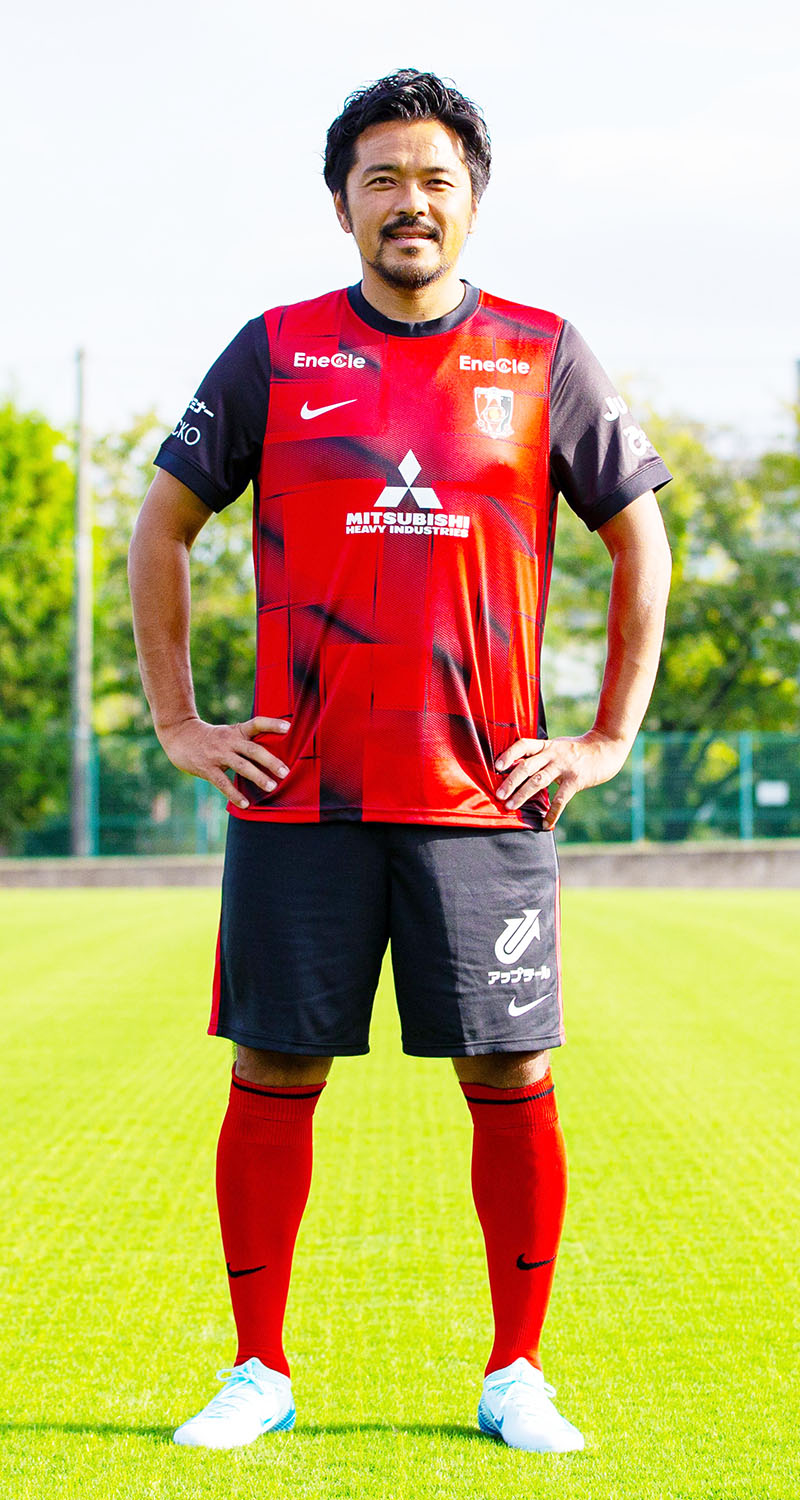 興梠慎三自らがデザインやカラーを決めたユニホーム（(C)URAWA REDS）