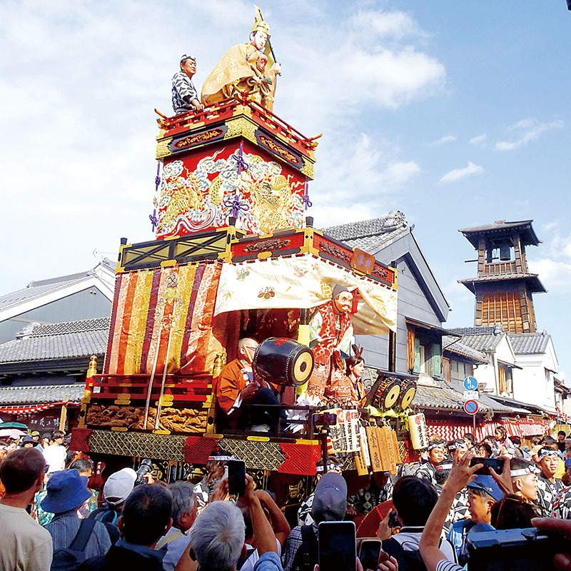 川越一番街商店街を練り歩く川越まつりの山車