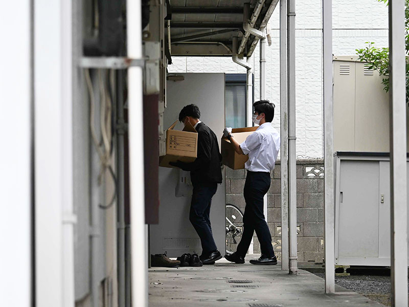 男の自宅アパートへ家宅捜索に入る捜査員ら