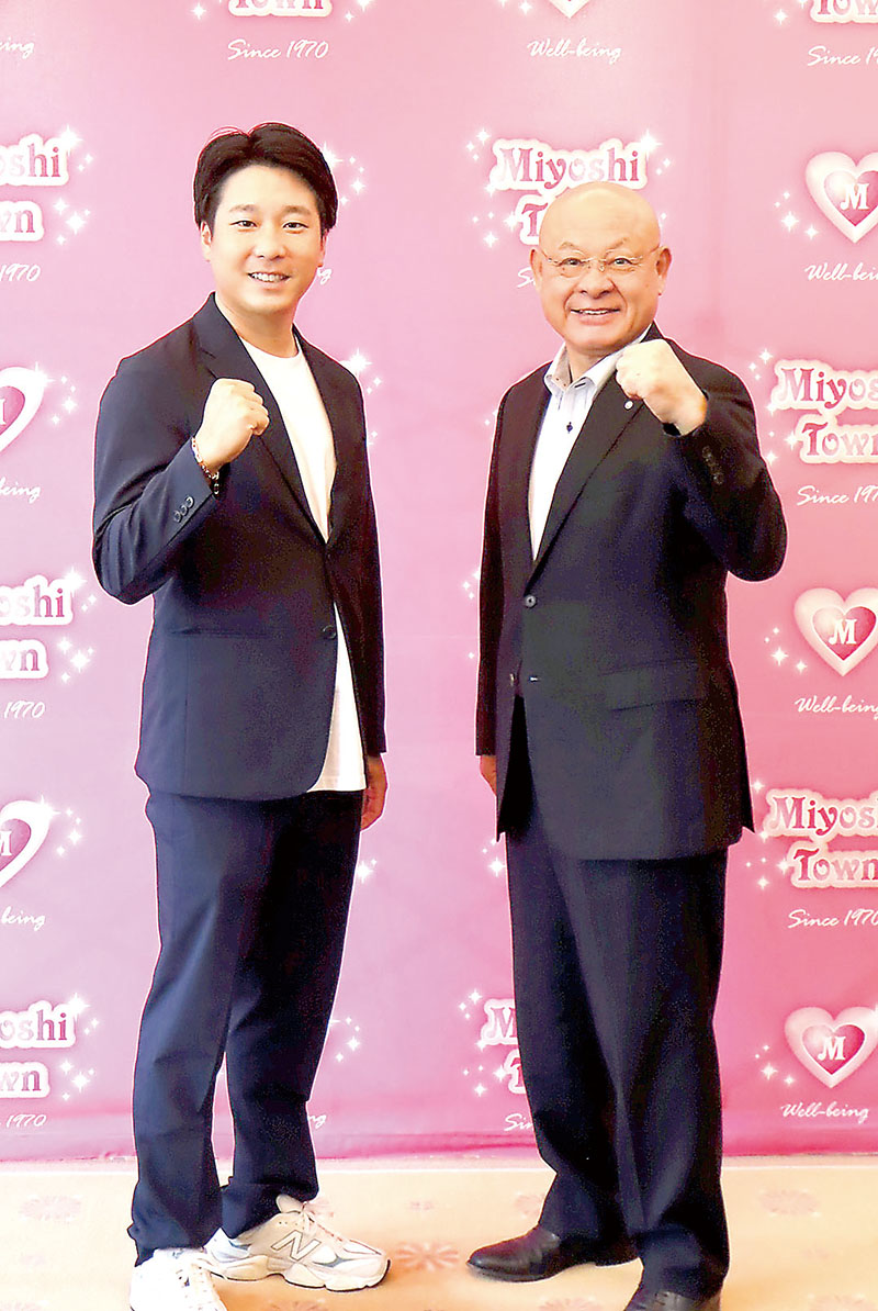 林伊佐雄町長（右）に初優勝を報告し、今後の飛躍を誓うプロゴルファーの勝俣陵選手＝三芳町役場