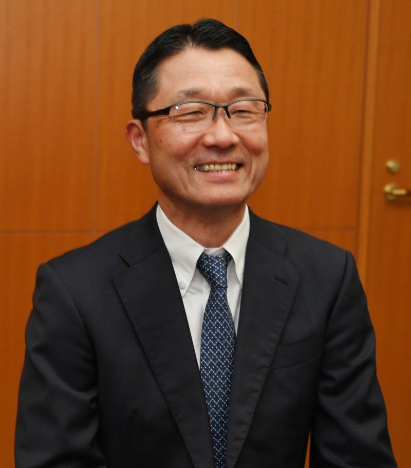 「地域経済の再生には金融機関の経営基盤の強化が鍵」と話す伊藤豊長官＝東京・霞ケ関の金融庁