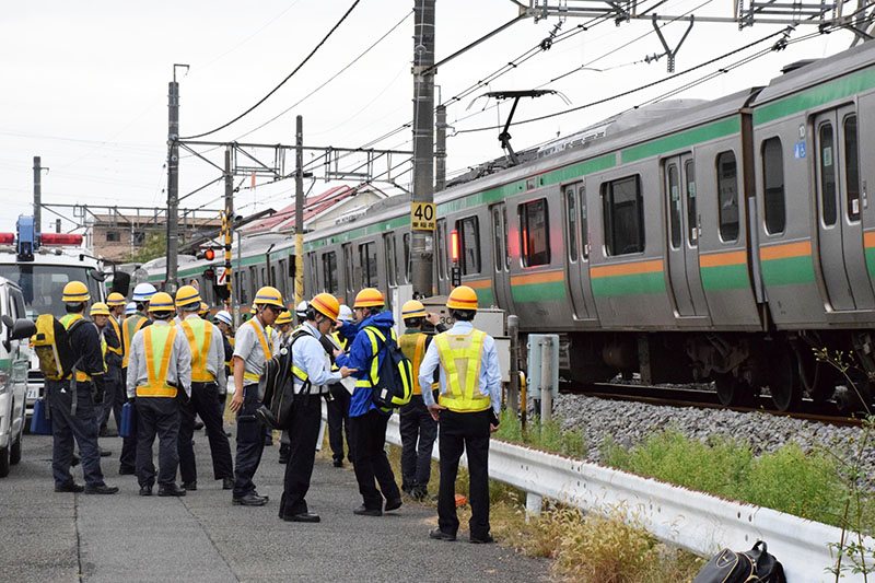 車と衝突した電車の復旧作業を進める作業員ら＝21日午前、鴻巣市箕田