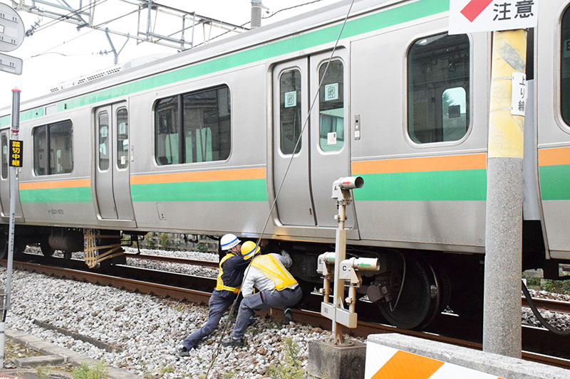 車と衝突した電車の復旧作業を進める作業員ら＝21日午前、鴻巣市箕田