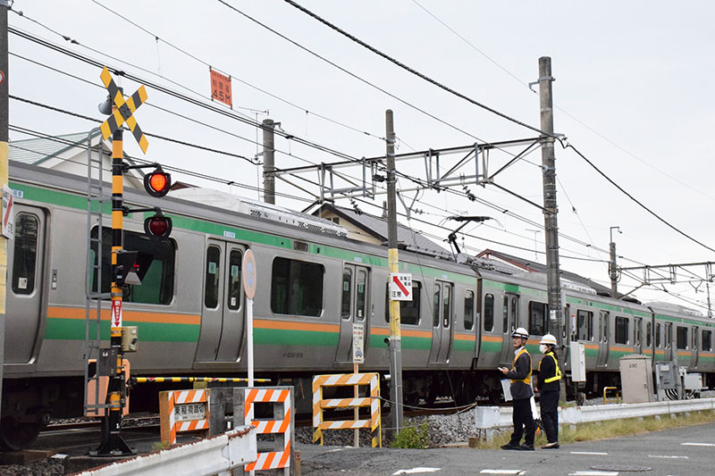 車と衝突した電車の復旧作業を進める作業員ら＝21日午前、鴻巣市箕田
