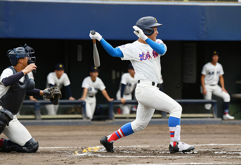 花咲徳栄―甲府工　1回表花咲徳栄1死二塁、笹崎が先制の適時二塁打を放つ。捕手中川＝山日YBS球場