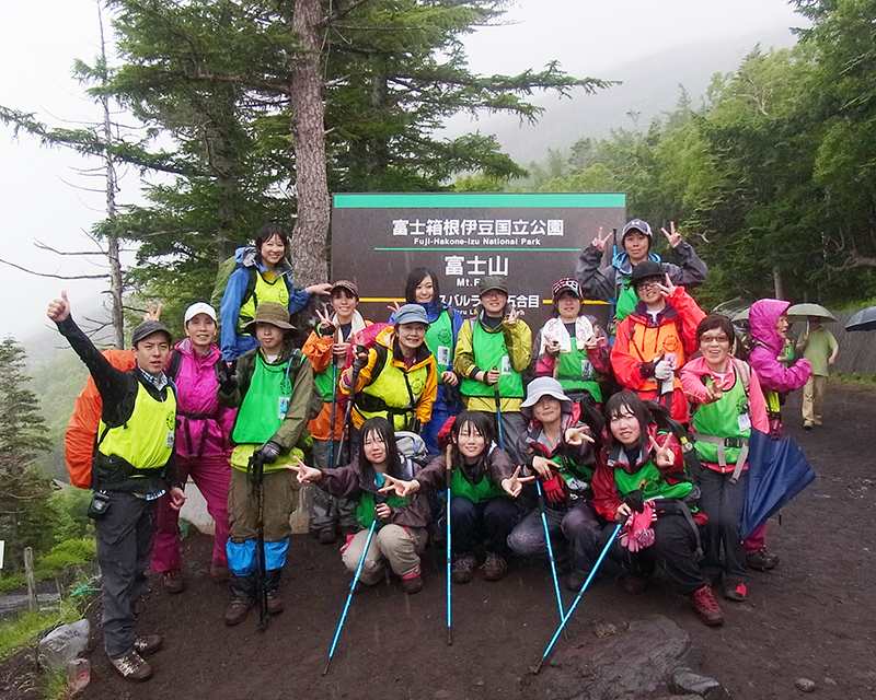 2012年の富士山登山。右端が田部井淳子さん、左端が進也さん（田部井淳子基金提供）