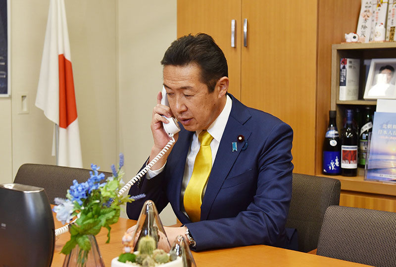 総理官邸から呼び込みの電話を受ける黄川田仁志衆院議員＝21日午後4時35分ごろ、東京都千代田区永田町2丁目、衆議院第1議員会館