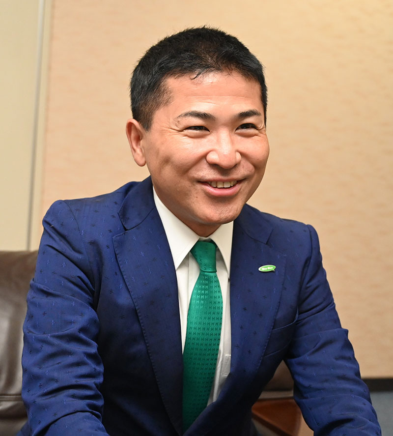 「既存事業、電力・都市ガス事業、海外展開の3本柱で事業拡大を図る」と話す川本知彦社長＝20日、さいたま市大宮区のサイサン本社