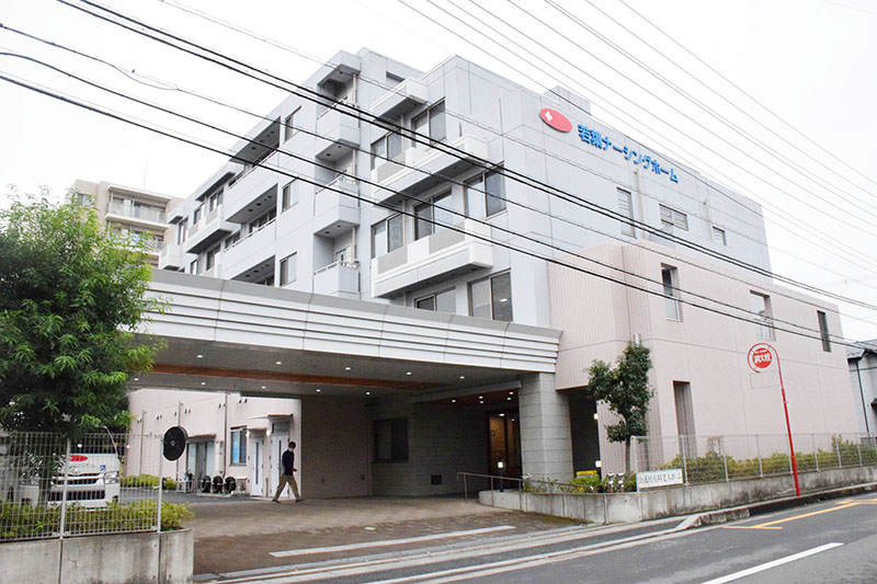 事件から1週間たち、規制線が解けた「若葉ナーシングホーム」＝22日午前、鶴ケ島市上広谷