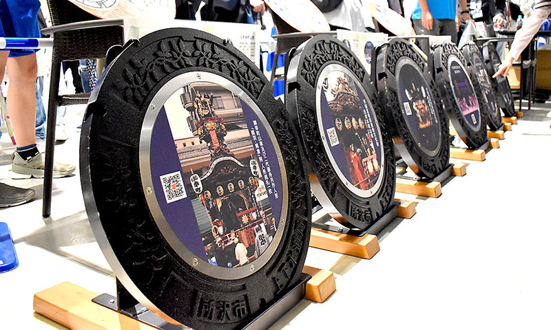 披露されたデザインマンホール＝11日、所沢市東住吉