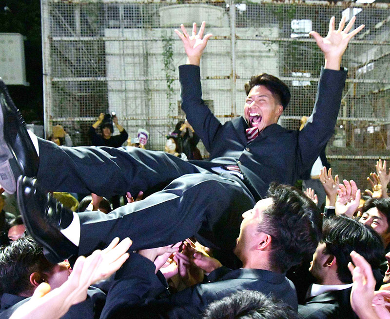 ロッテから4位指名を受け、仲間に胴上げされる昌平高の桜井ユウヤ内野手＝23日午後、杉戸町下野