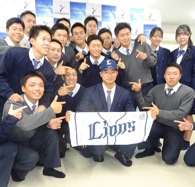 埼玉西武から5位で指名され、山村学園高のチームメートから祝福を受ける横田蒼和内野手（前列中央）＝23日午後、川越市内