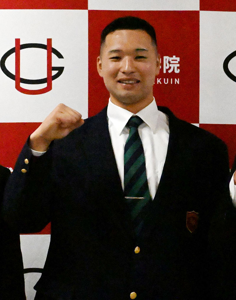 巨人から6位指名を受け、ガッツポーズをする浦和学院高の藤井健翔内野手＝23日午後、さいたま市緑区