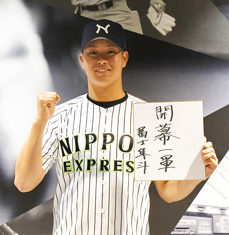 ロッテから5位指名を受けた日本通運の冨士隼斗投手は「開幕一軍」と目標を掲げた＝23日午後、さいたま市浦和区