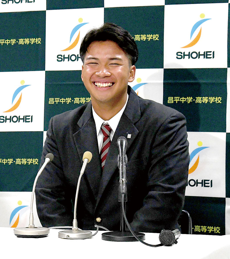 ロッテから4位指名を受けて笑顔で会見に臨んだ昌平高の桜井ユウヤ内野手＝23日午後、杉戸町下野