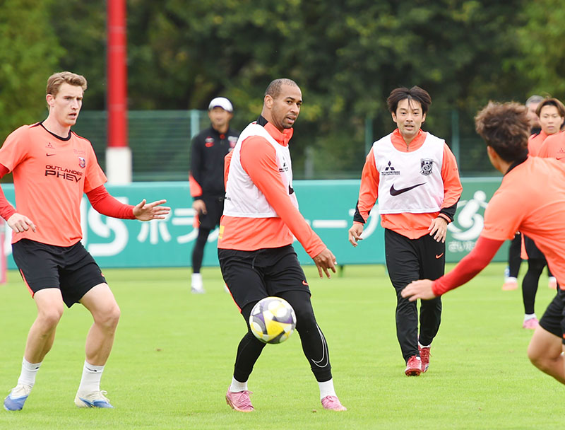 ホームでの町田戦に向けトレーニングするチアゴサンタナ（中央）ら浦和の選手たち＝21日、大原サッカー場