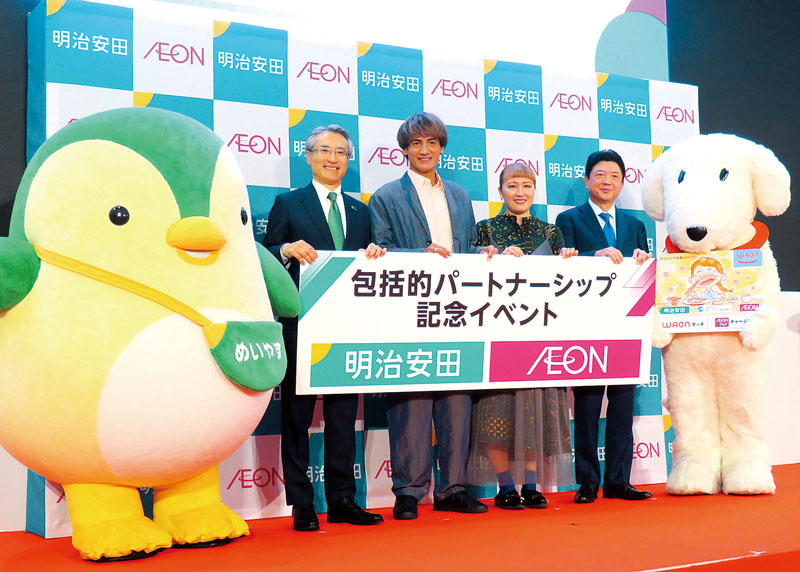 記念イベントに出席した（左から）永島英器社長、本並健治さん、丸山桂里奈さん、吉田昭夫社長＝19日、越谷市のイオンレイクタウン