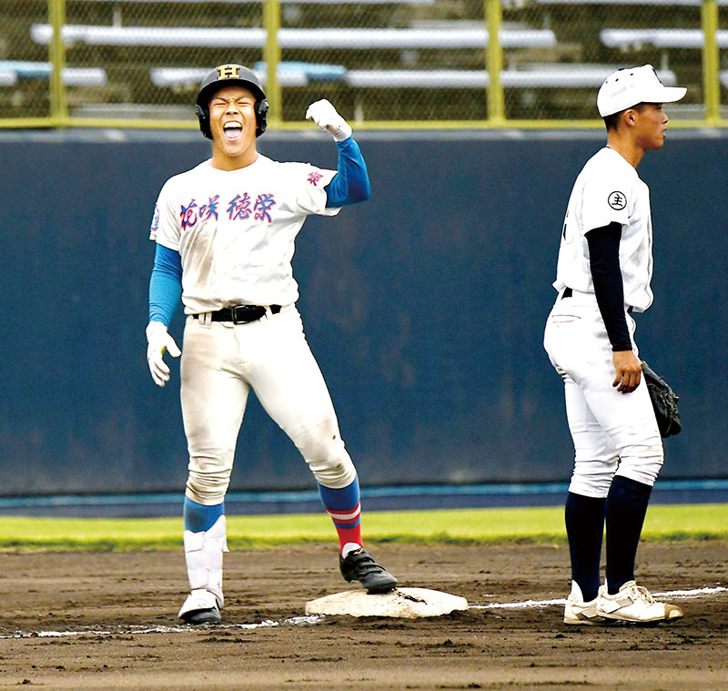 9回表花咲徳栄2死二塁、笹崎が勝ち越しの中越え適時三塁打を放ち、塁上で喜びを爆発させる