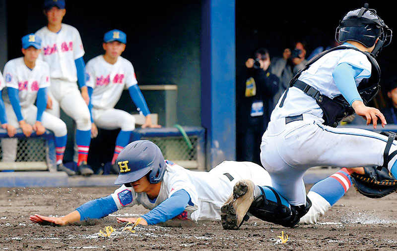 9回表花咲徳栄無死三塁、市村の右犠飛で三塁走者井門が生還。捕手光永