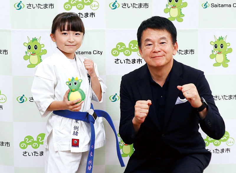 カラテドリームフェスティバル2025全国大会で優勝した中東俐緒さん（左）と清水勇人市長＝14日、さいたま市役所