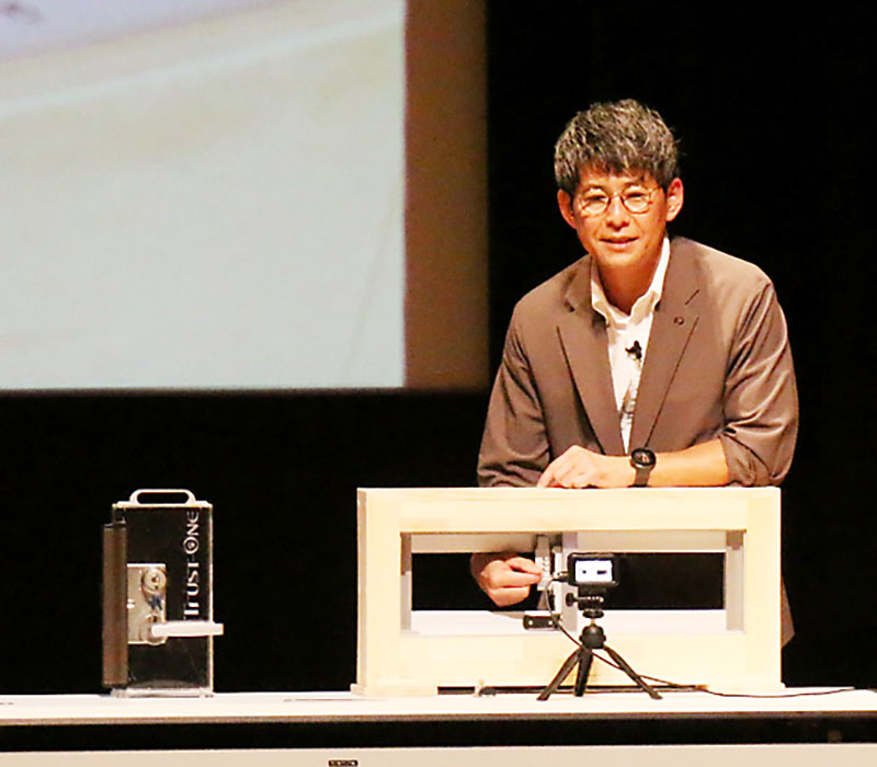 最新の防犯対策を紹介する玉置恭一さん＝20日午後、さいたま市浦和区の埼玉会館