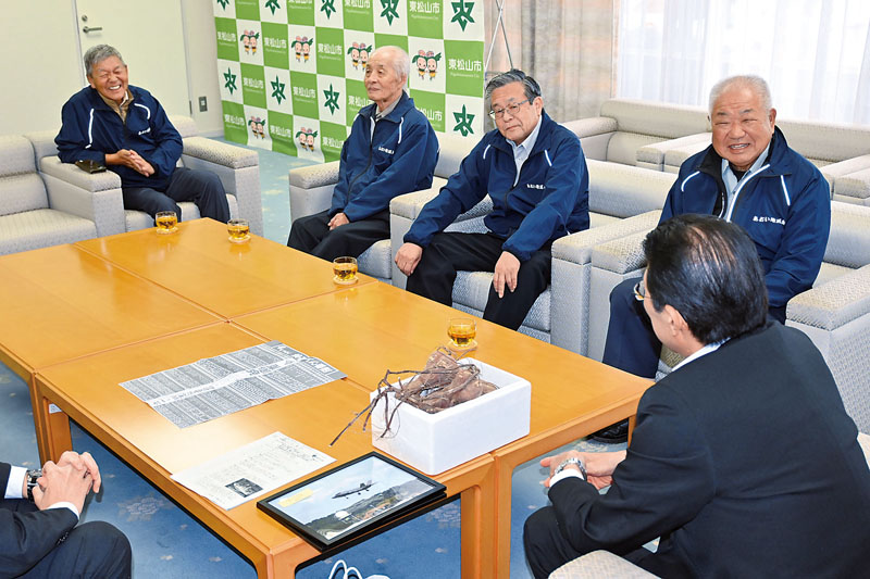 農園で収穫したサツマイモを届けたあおい地区会のメンバー（奥の4人）。手前は森田光一市長＝15日、東松山市役所