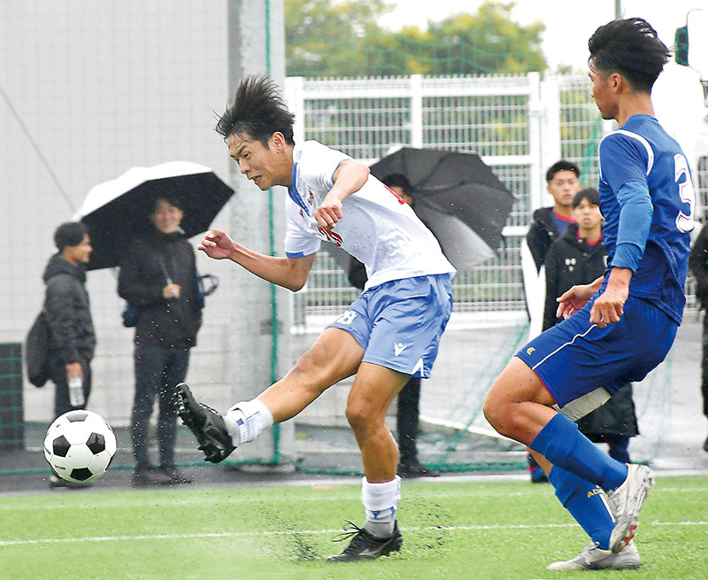 武南―国際学院　前半32分、武南の藤森（左）がシュートを放つ
