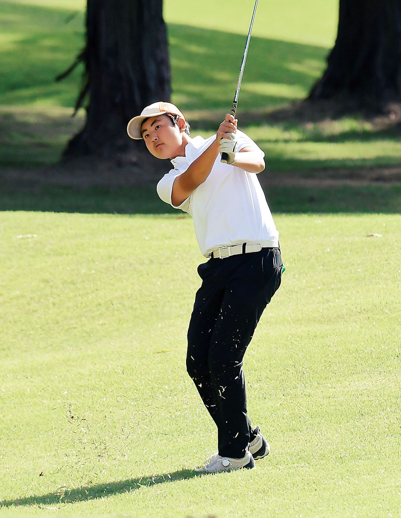 県アマチュアゴルフ選手権決勝大会第1日で1位の戸村空汰＝27日、日高カントリークラブ