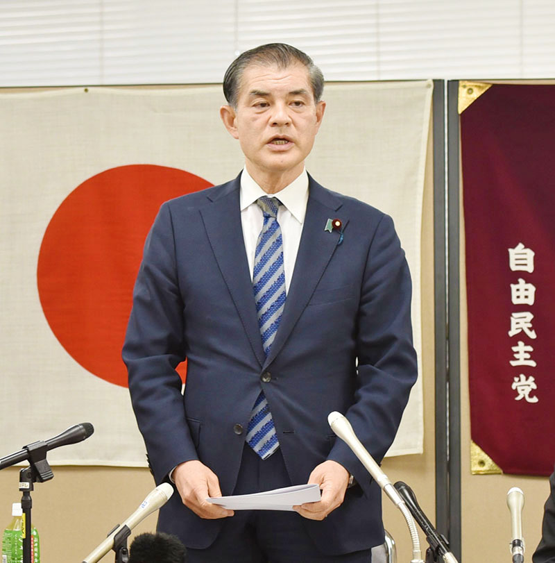会見する自民党県支部連合会の柴山昌彦会長＝27日、さいたま市