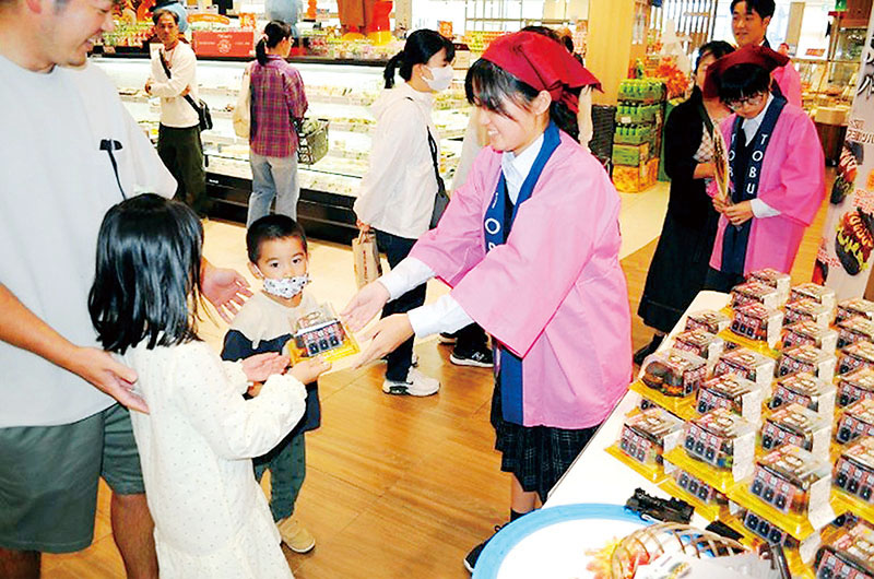 東武ストアの法被を着て販売する生徒＝宮代町の東武ストア東武動物公園駅前店