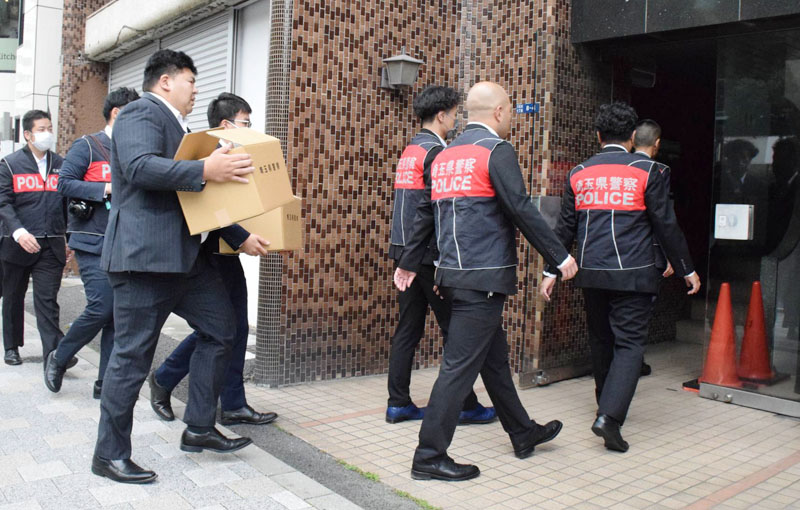稲川会の本部事務所へ家宅捜索に入る県警の捜査員ら＝27日午後2時5分ごろ、東京都港区