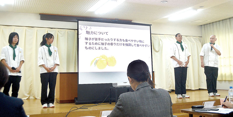 審査員の前でプレゼンテーションする生徒たち