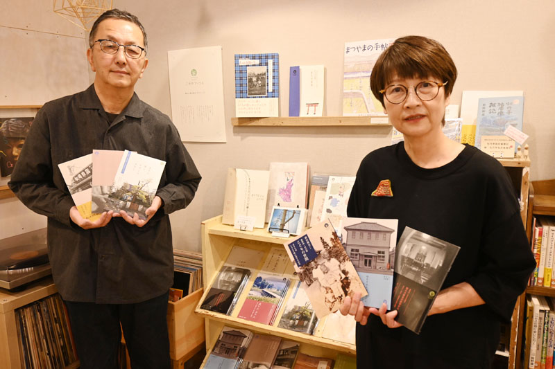 地域の人たちの家族史の聞き書きを冊子にした吉田和古さん（右）と、夫の幸平さん＝東松山市箭弓町のcomeya GALLERY and PLACE