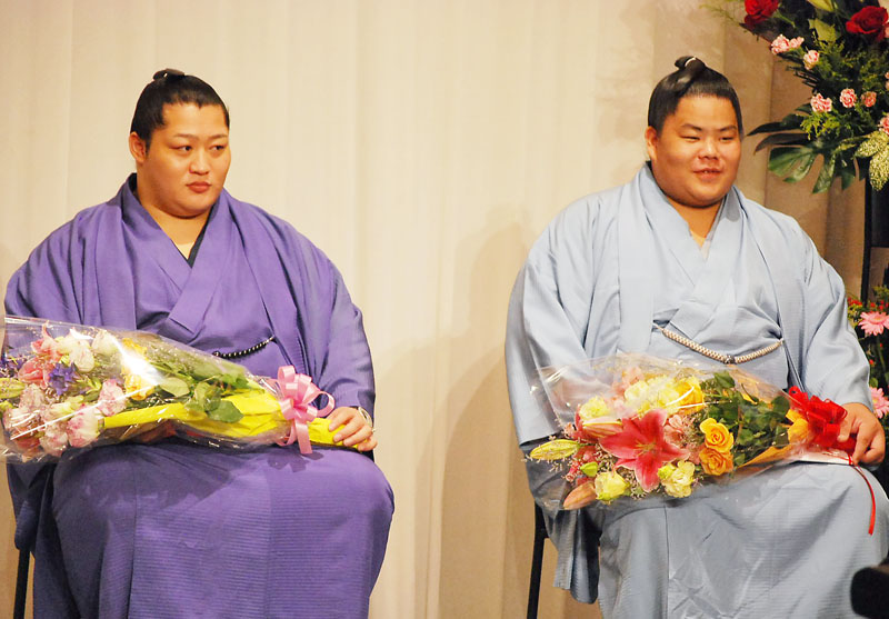 激励会で花束を受け取った遠藤（左）と大栄翔＝2014年10月3日、熊谷市佐谷田