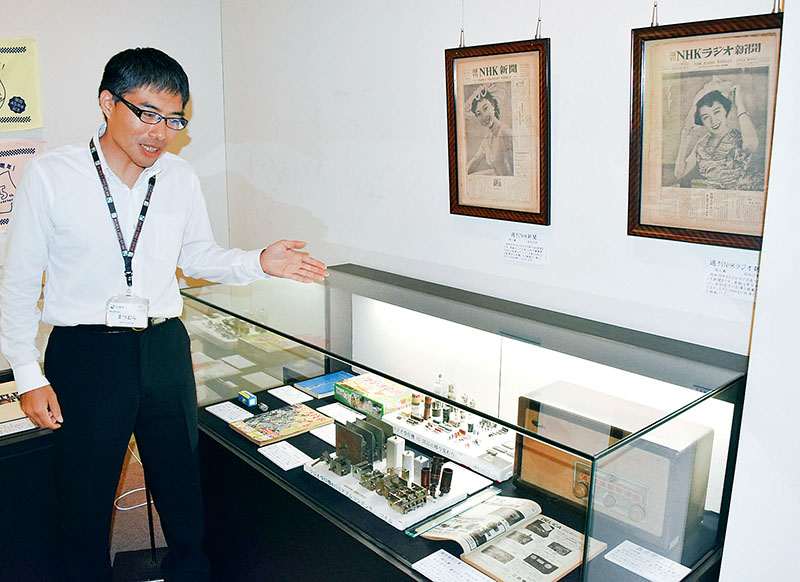 「鉄塔のまち」の歩みや放送文化を紹介している展示会場＝久喜市郷土資料館