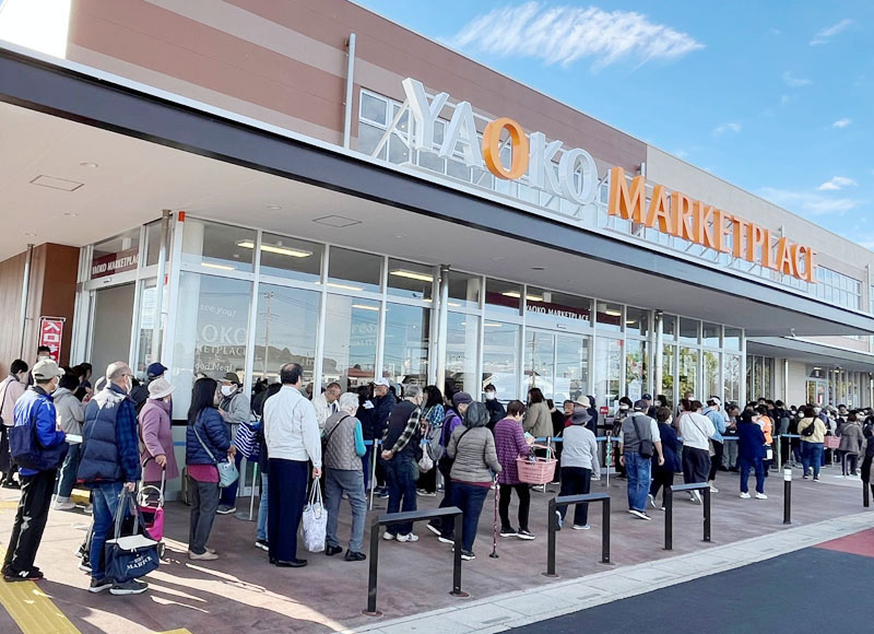オープンを心待ちにする人で行列ができたヤオコー岩槻本丸店=29日、さいたま市岩槻区