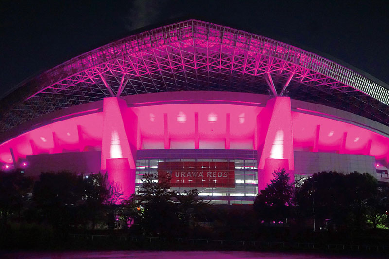 初めてピンクリボンライトアップが実施された埼玉スタジアム＝さいたま市緑区（戸田中央メディカルケアグループ提供）