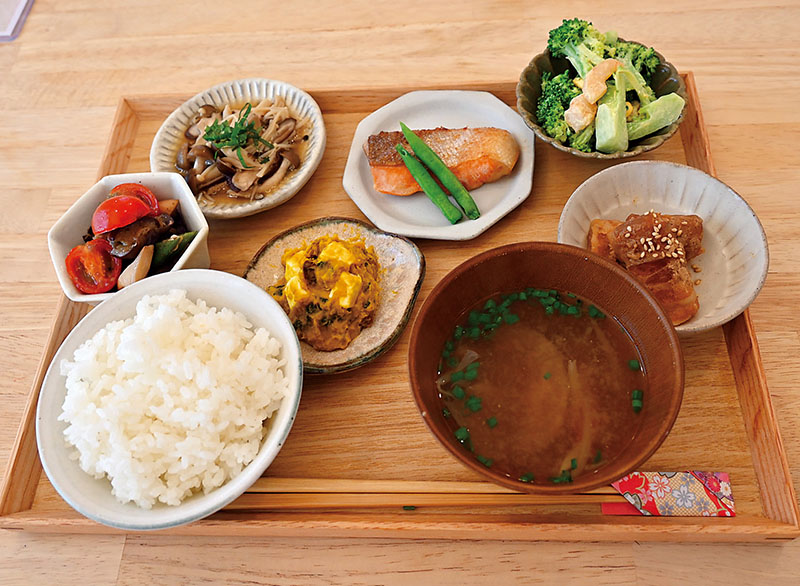 提供された豆皿ランチ