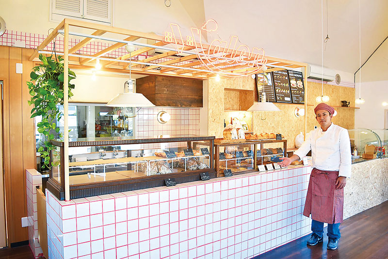 店をリニューアルオープンさせる田端慶太郎さん＝本庄市児玉町児玉の「パンとお菓子マロン」