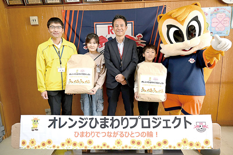 （左から）伊澤昌二所長、亀森真央さん、上村朗校長、相山拓久さん＝さいたま市西区の市立指扇北小学校