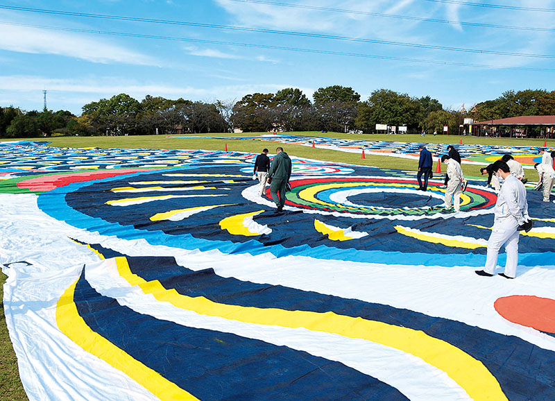 虫干しされたジャンボこいのぼりの4世（手前）と3世（奥）＝29日、加須市水深の加須はなさき公園