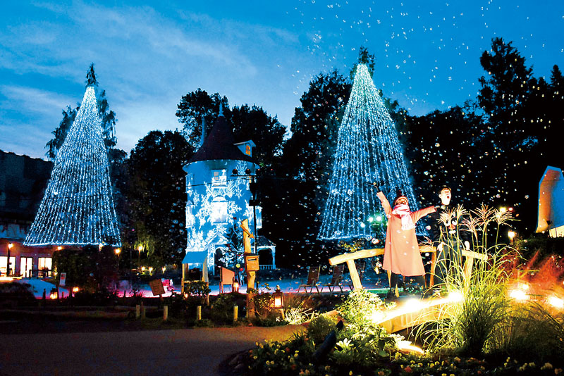 イルミネーションの点灯式に登場した織田信成さん（右）ら＝10月29日午後、飯能市宮沢