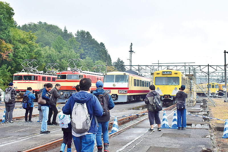懐かしの車両を撮影する来場者＝26日午前、横瀬町の横瀬車両基地