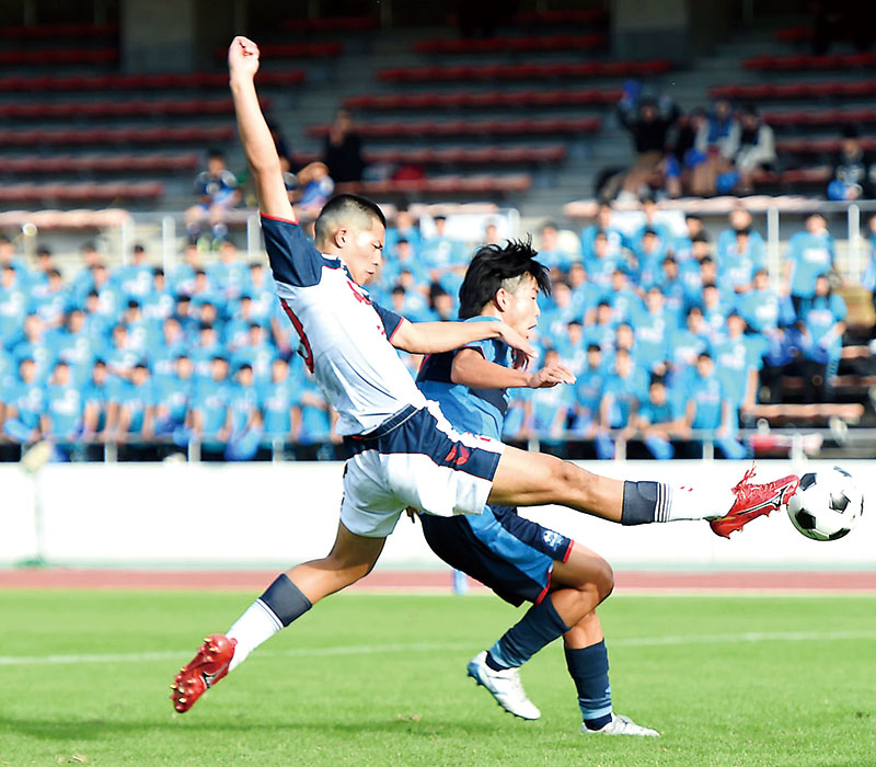 聖望学園―成徳大深谷　後半15分、成徳大深谷の関根（左）がシュートを狙う