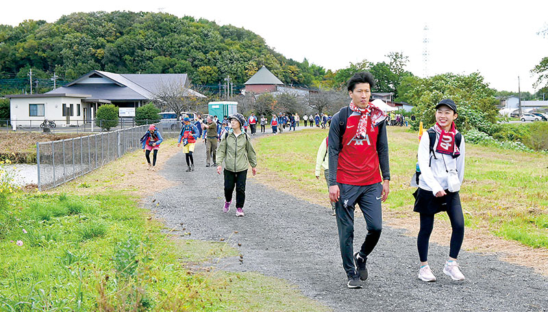 秋の気配を感じながらウオーキングを楽しむスリーデーマーチの参加者たち