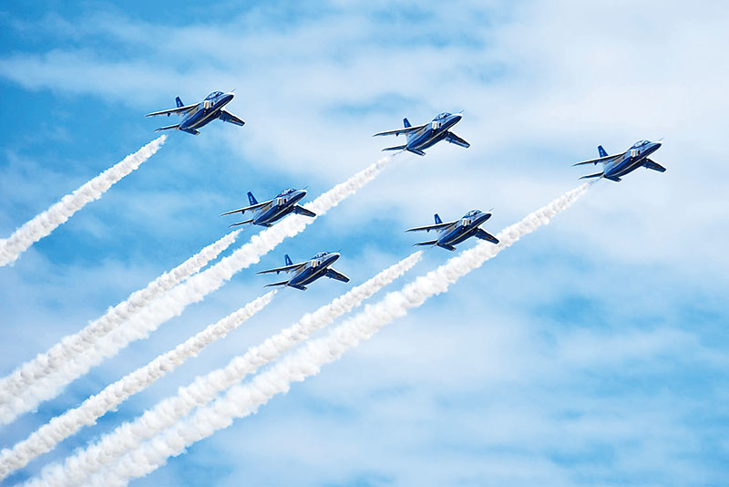 曲技を披露したブルーインパルス＝3日午前、狭山市稲荷山