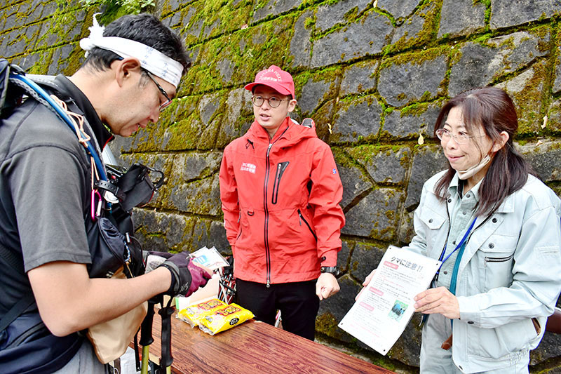 登山者にクマ出没の注意喚起を行う県、県警職員＝1日午前8時半ごろ、小鹿野町両神薄の両神山日向大谷口