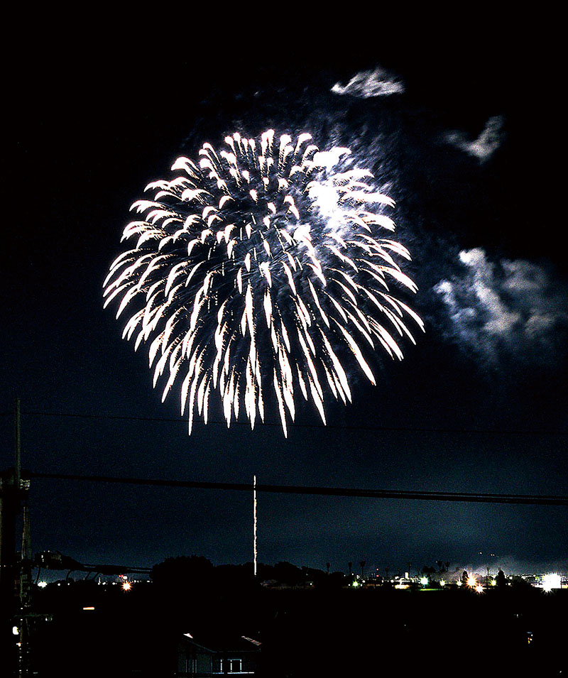 晩秋の夜空を彩った刀水橋花火大会＝1日、熊谷市妻沼東