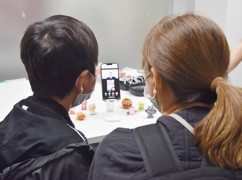 小児科オンライン診療を受ける児童と母親＝2日午後6時15分ごろ、市役所本庁舎3階相談室