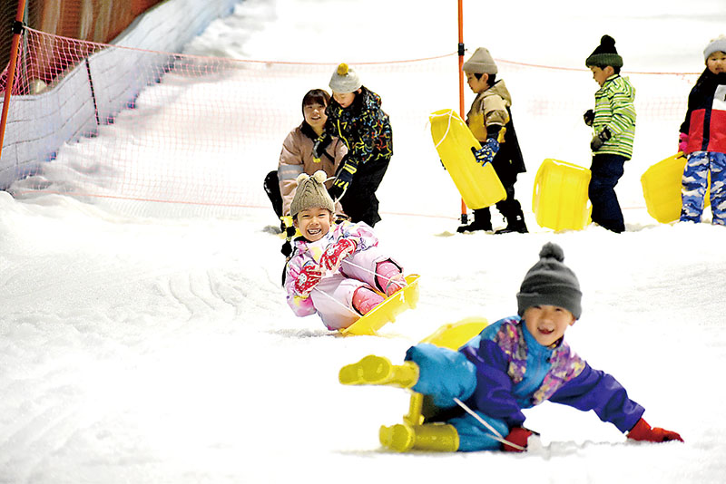 そりを楽しむ園児ら